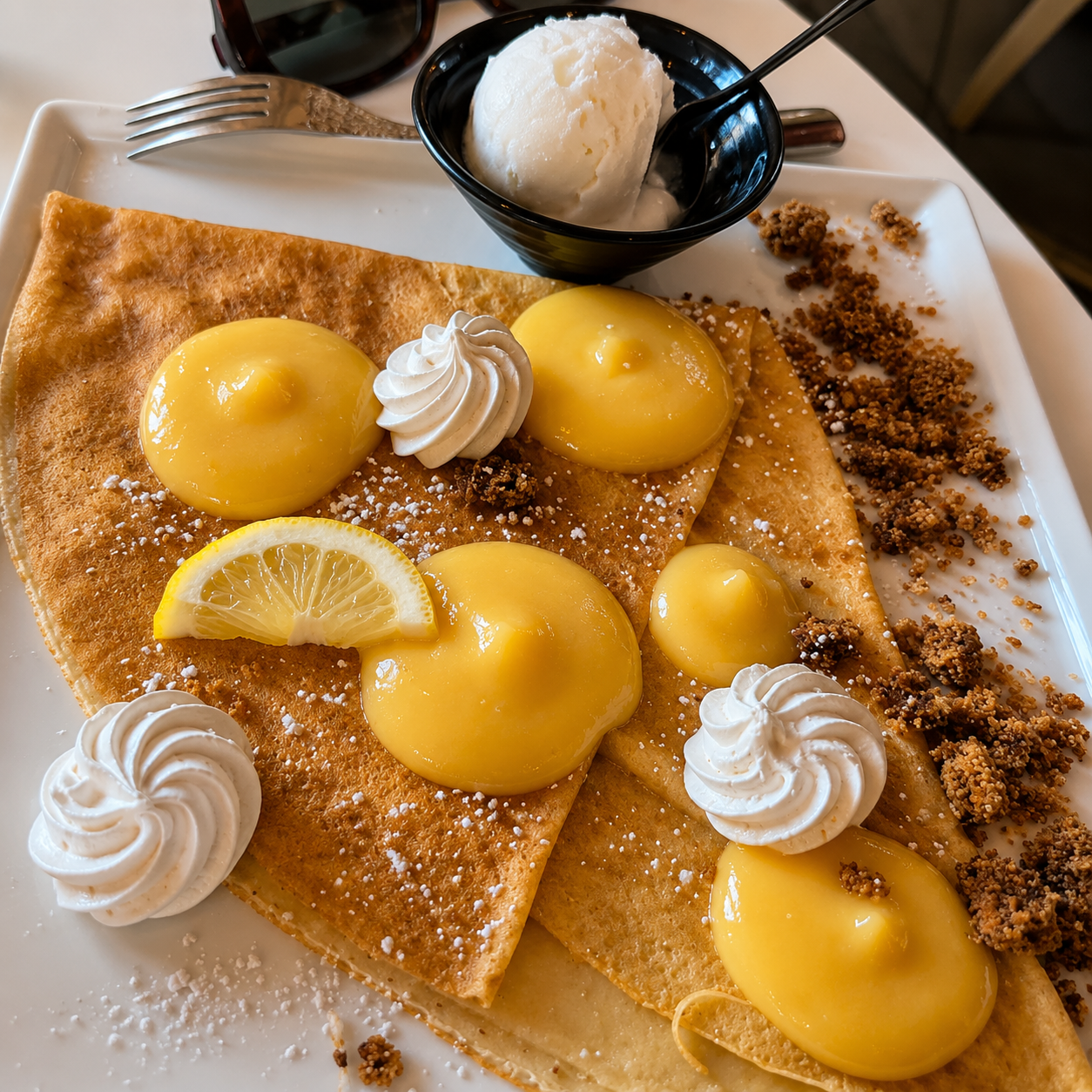 Crêpe sucrée au citron et glace à la Crêperie Saint Georges