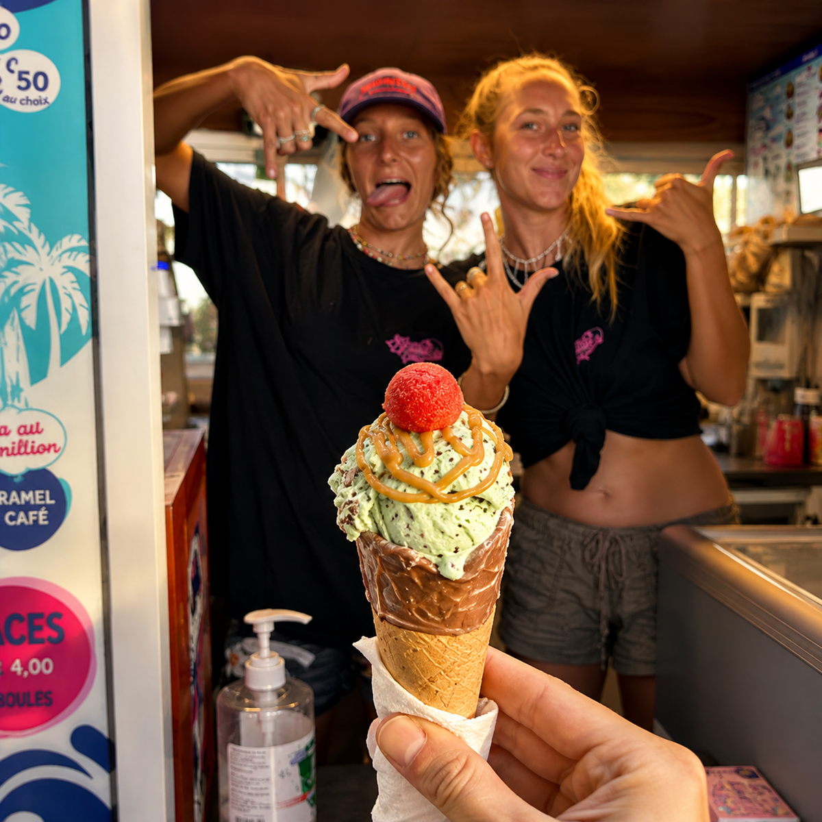 Cornet de glace généreux chez Glaces Pépépée à Saint-Leu