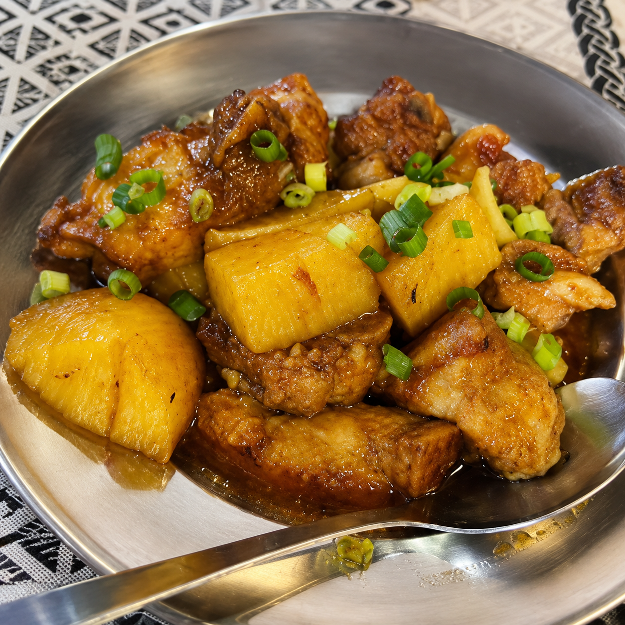 Plat créole servi au restaurant La Détente à Saint-Pierre