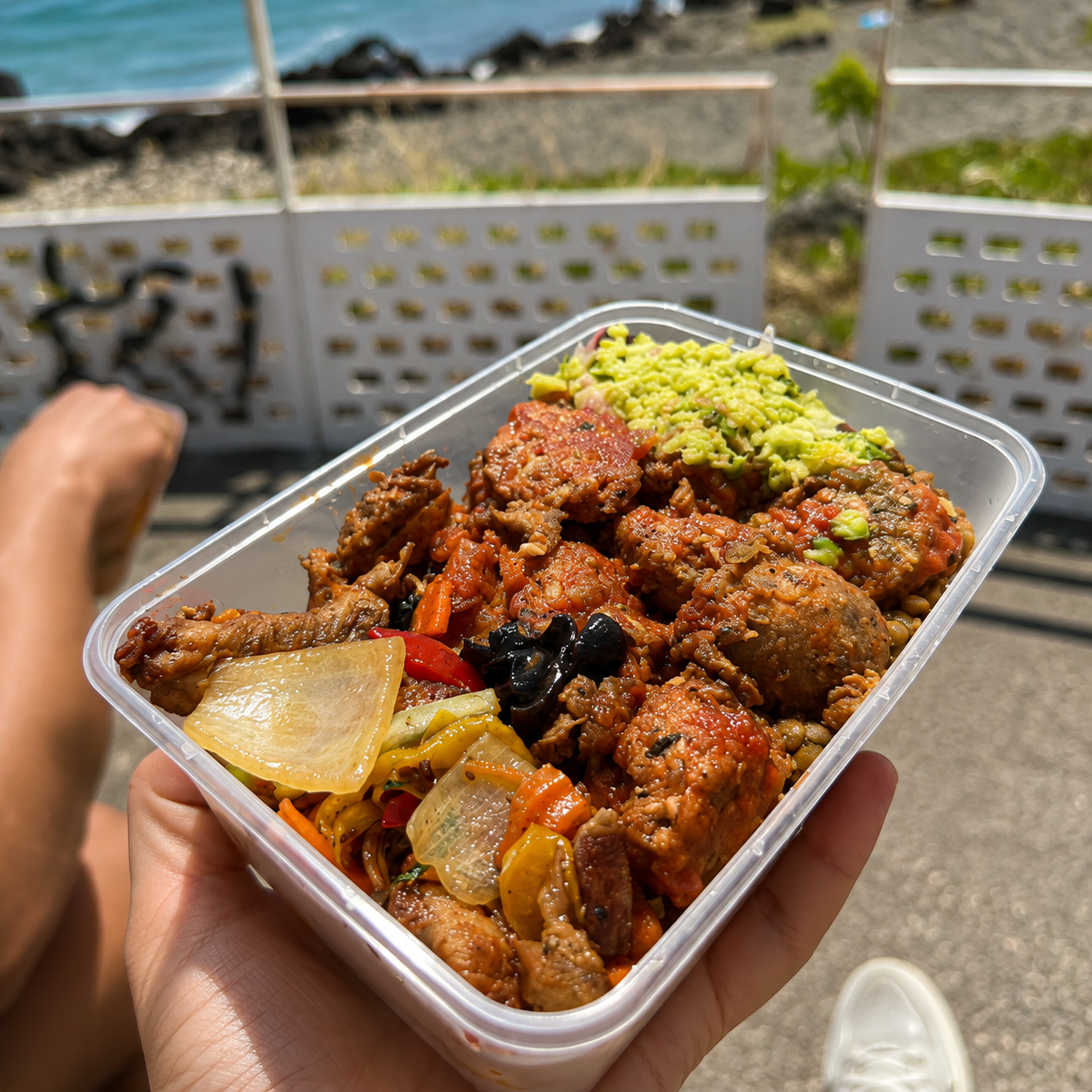 Barquette généreuse de cuisine réunionnaise chez Bibi à Saint-Leu